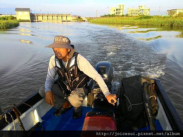 第三天早上老闆帶去出海口釣魚