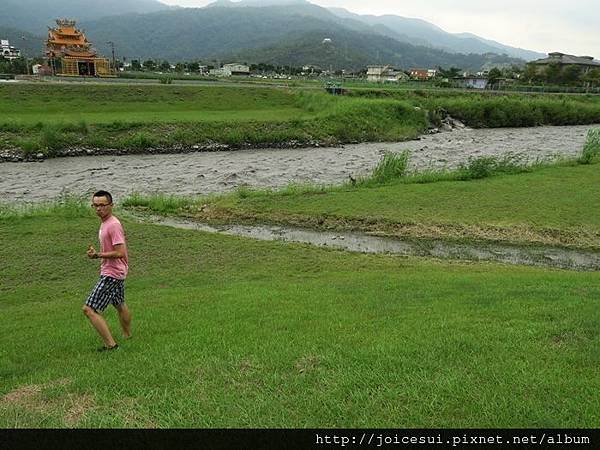 溪水很湍急阿