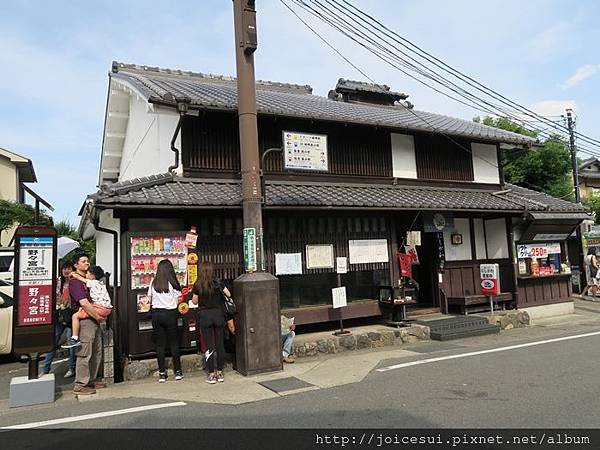 馬路上有公車站牌