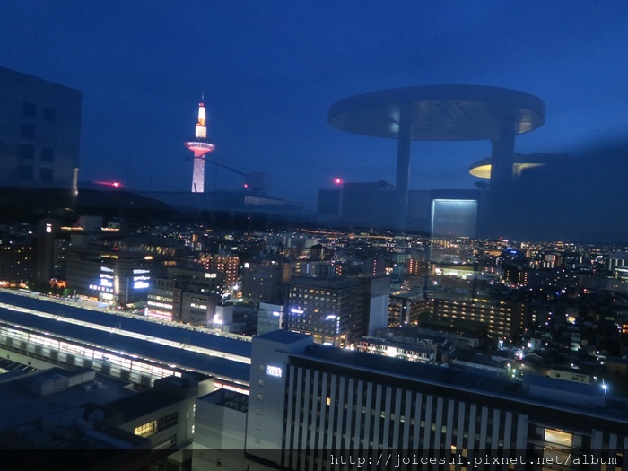 吃完晚餐逛完商場，我們去看夜景~