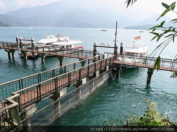 走步道看水庫景色