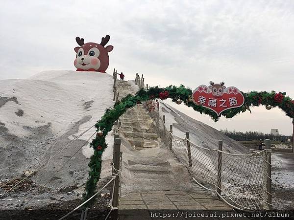 地上濕濕的要小心走喔