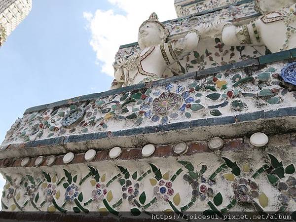 塔的整體布滿了許許多多的中國彩瓷（當年來自中國船隻的壓艙物）與貝殼