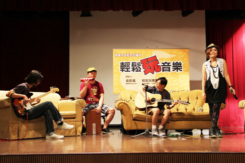 IMG_4907輕鬆玩樂團6月份在高雄演出受到粉絲歡.jpg IMG_4907輕鬆玩樂團6月份在高雄演出受到粉絲歡.jpg