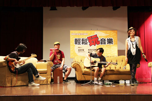 IMG_4907輕鬆玩樂團6月份在高雄演出受到粉絲歡.jpg