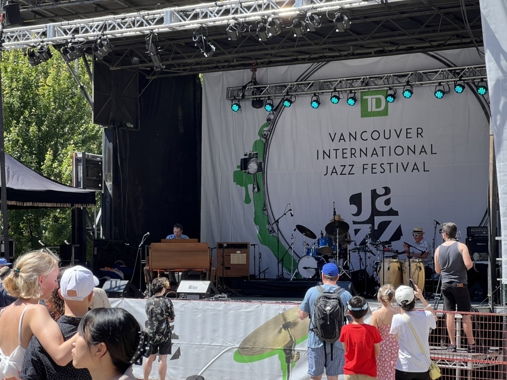 六月大的夏娜蹬腿爬行 20220626_143600_Vancouver Jazz.jpg