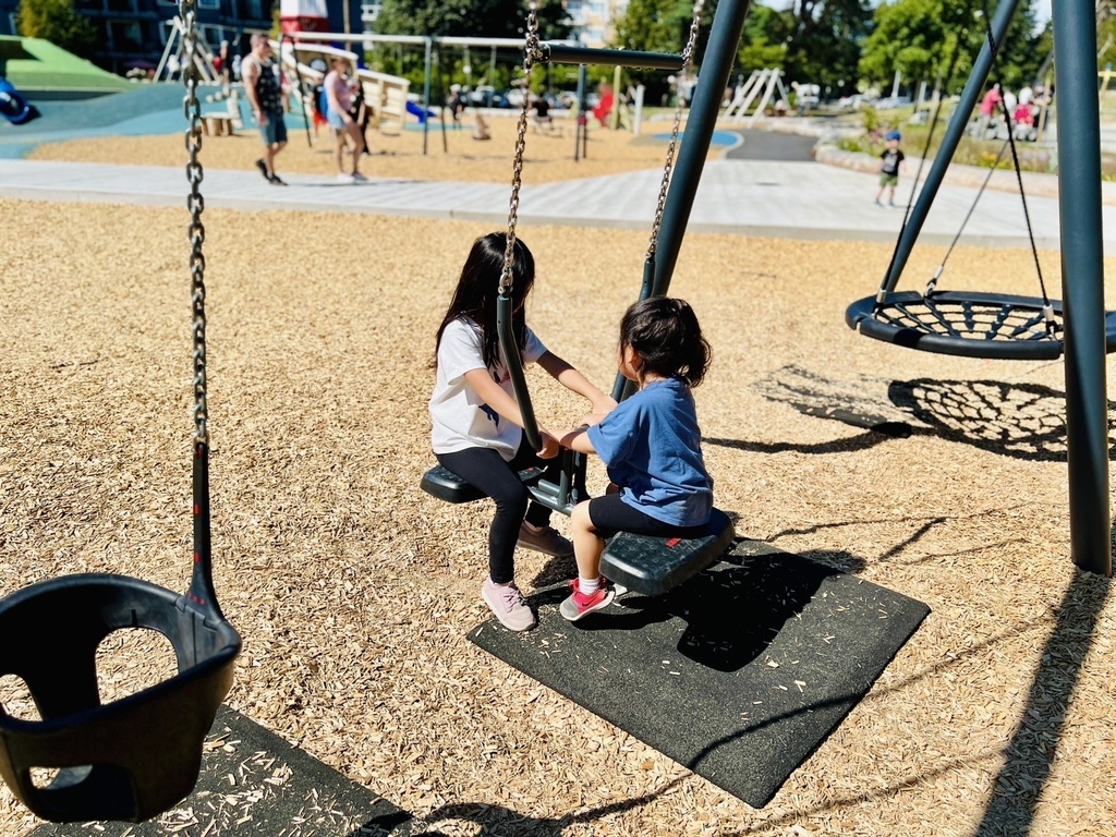 左傾 20250721_160402_HeSa_Steveston park playground.JPG 左傾 20250721_160402_HeSa_Steveston park playground.JPG