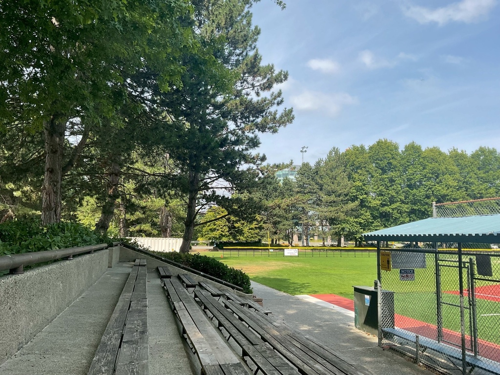 左傾 20250803_142800_Brighouse Neighbourhood Park.JPG 左傾 20250803_142800_Brighouse Neighbourhood Park.JPG