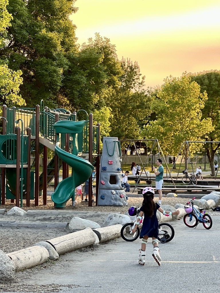 舒服 20250812_191700_HeSa_Roller Skates.JPG 舒服 20250812_191700_HeSa_Roller Skates.JPG