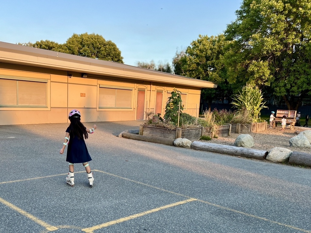 舒服 20250812_191800_He_Roller Skates.JPG 舒服 20250812_191800_He_Roller Skates.JPG