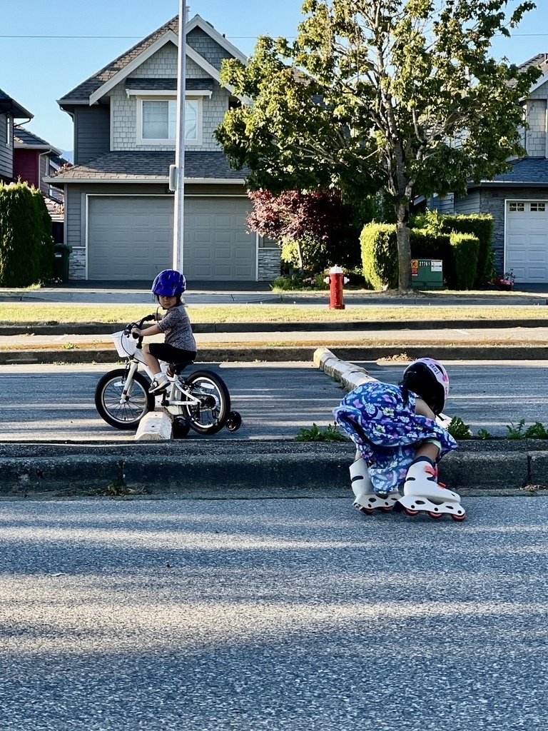 舒服 20250811_185800_HeSa_Roller Skates.JPG 舒服 20250811_185800_HeSa_Roller Skates.JPG