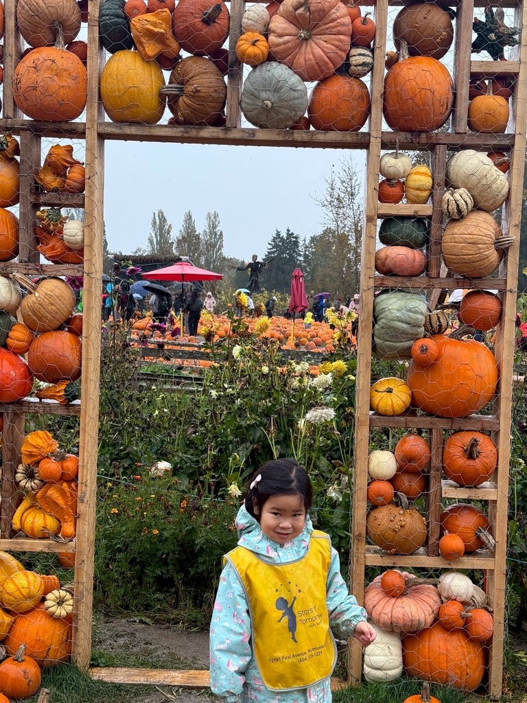 Halloween (3y10m)