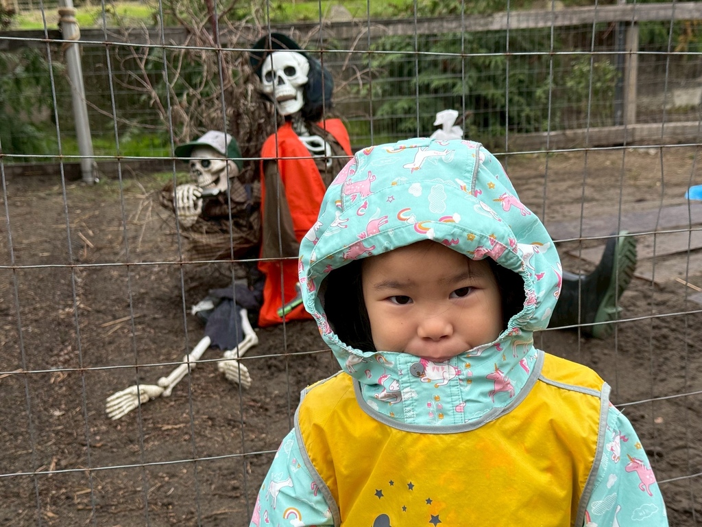 Halloween (3y10m)