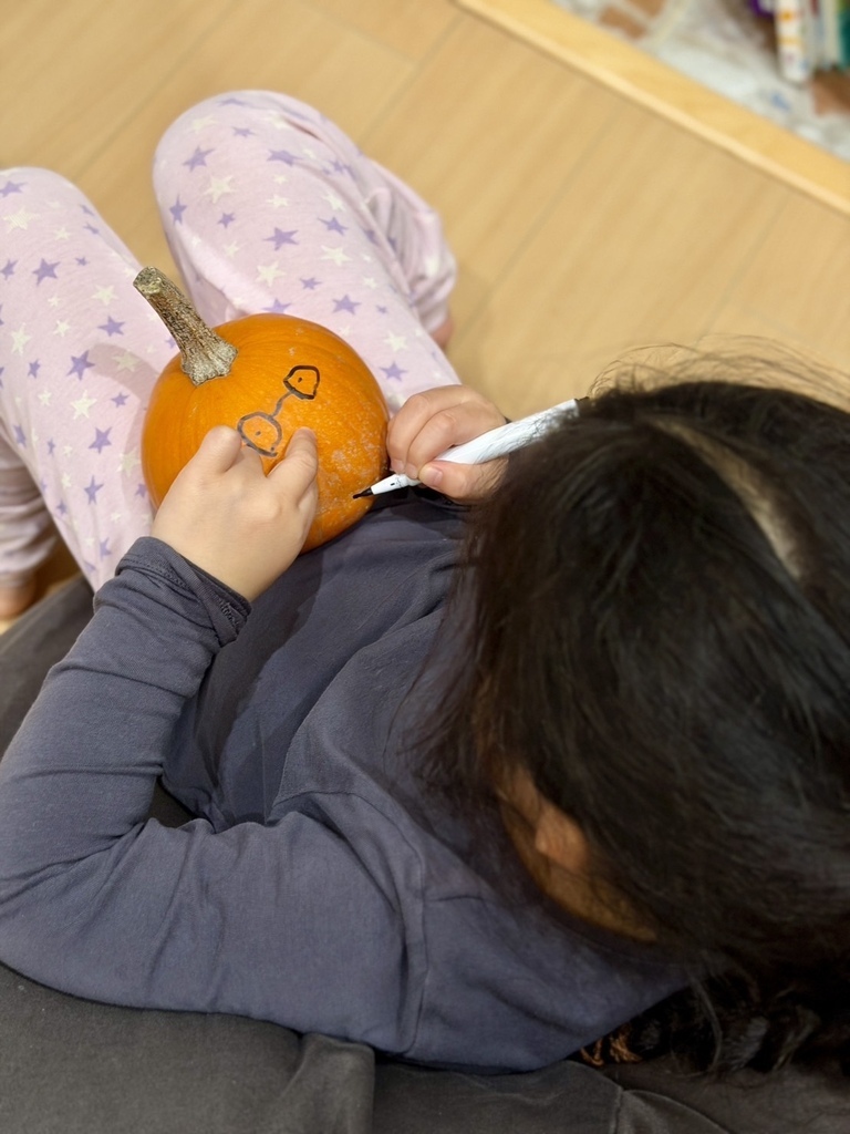 Halloween (3y10m)