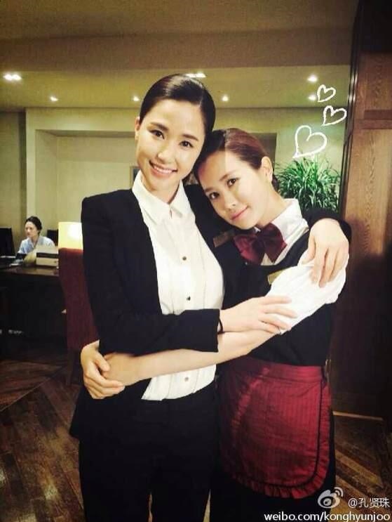 孔賢珠-李多海，「Hotel King」拍攝現場 親密合影..女神間的擁抱