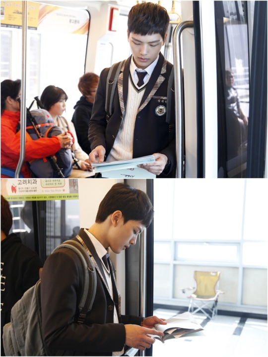 《Orange Marmalade》呂珍九看劇本神情專注認真 《Orange Marmalade》呂珍九看劇本神情專注認真
