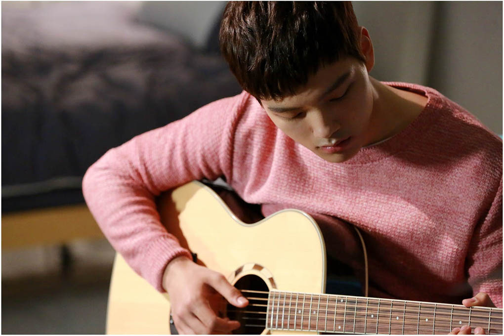呂珍九為《Orange Marmalade》苦練吉他 _1 呂珍九為《Orange Marmalade》苦練吉他 _1