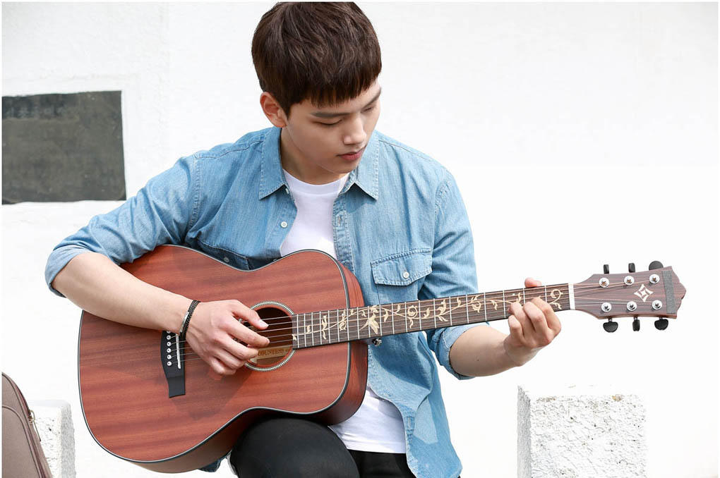 呂珍九為《Orange Marmalade》苦練吉他 _2 呂珍九為《Orange Marmalade》苦練吉他 _2