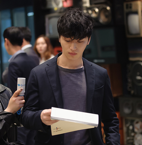 《前女友》卞耀漢現場用功 聚精會神背台詞_2