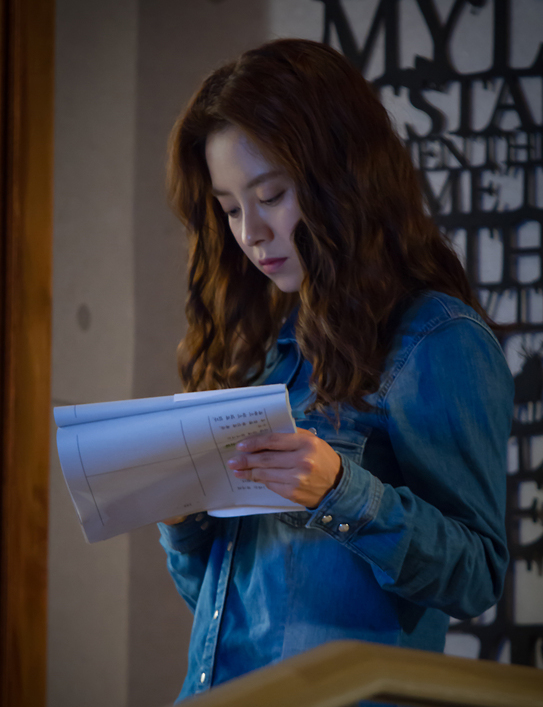 《前女友》曝宋智孝花絮照 聚精會神背台詞_1