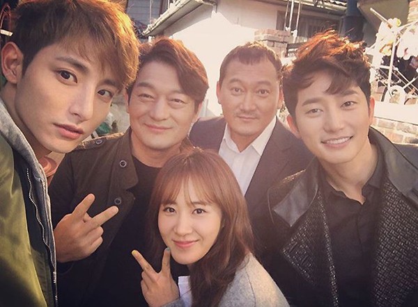 《鄰家英雄》片場照公開 朴施厚Yuri等主演展溫馨