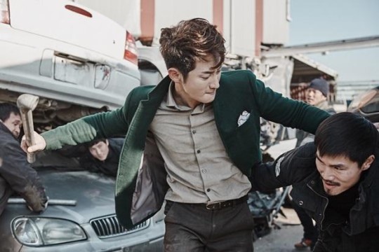 《鄰家英雄》曝劇照 朴施厚上演驚險打戲帥氣十足