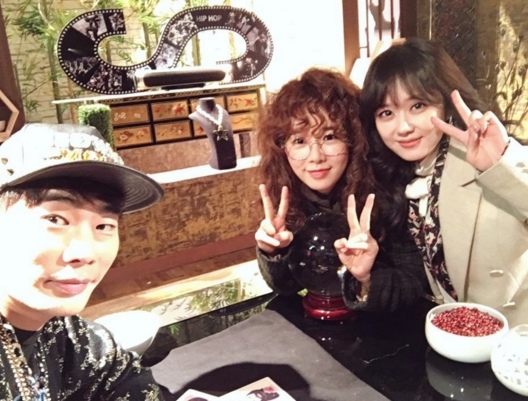張娜拉曬現場照 與劉寅娜親密如親姐妹 張娜拉曬現場照 與劉寅娜親密如親姐妹