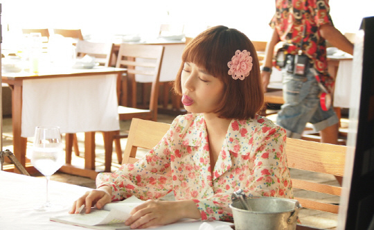 《Mr.Black》文彩元花絮照公開 以花襯衫花髮夾登場_1 《Mr.Black》文彩元花絮照公開 以花襯衫花髮夾登場_1