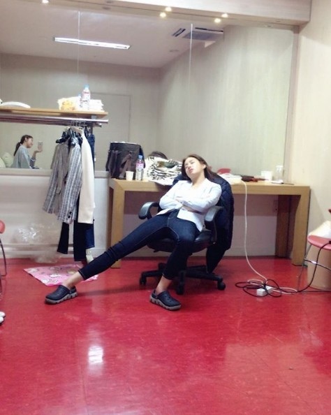 「鄰家律師趙德浩」薑素拉 待機室模樣公開 呈現率真一面 「鄰家律師趙德浩」薑素拉 待機室模樣公開 呈現率真一面