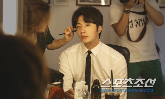 丁一宇紀念出道十週年 請300粉絲坐火車旅行