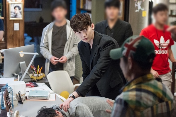 《W》李鍾碩拍戲花絮公開 神情專注展男神魅力_6 《W》李鍾碩拍戲花絮公開 神情專注展男神魅力_6