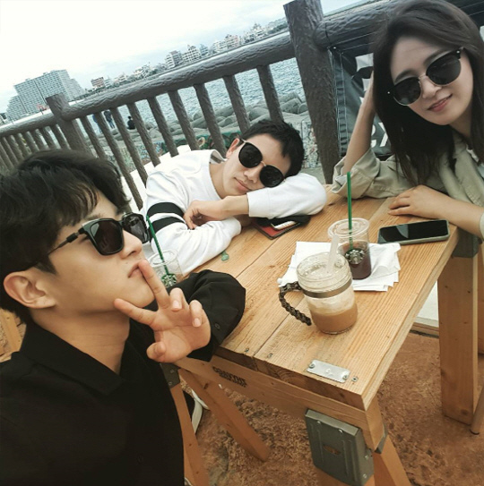 《被告人》劇組沖繩度假 金玟錫曬認證照