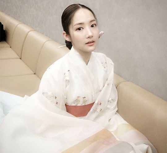 朴敏英SNS曬照片 穿韓服優雅端莊 朴敏英SNS曬照片 穿韓服優雅端莊