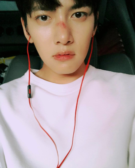 池昌旭SNS曬自拍 面帶倦意仍帥氣