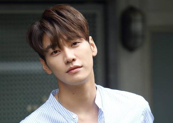 金英光受訪稱很久沒戀愛 笑言公司老闆都替己著急