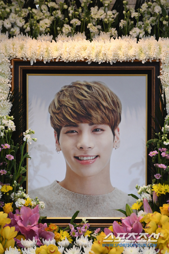 SHINee鐘鉉今日中午入殮 家屬成員淚別 SHINee鐘鉉今日中午入殮 家屬成員淚別