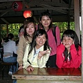 日本花園裡的茶館(左上跟右下都日本人).JPG