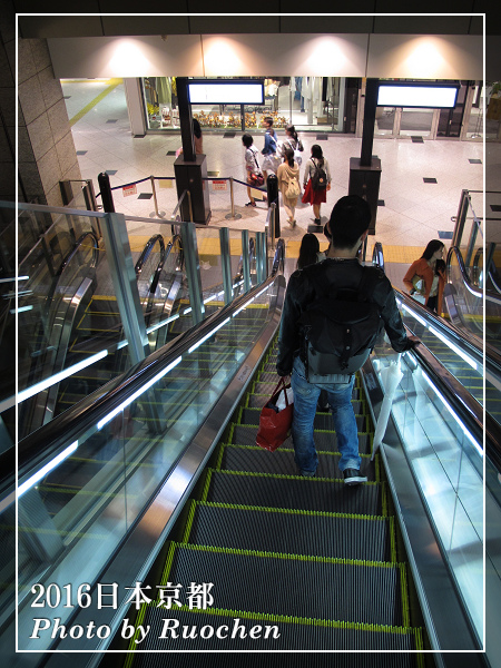 大阪搭手扶梯也是靠右站