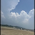 因雷雨飛機不飛了，機場旁的對流雲發展中
