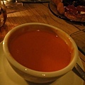 他們推薦我們這個番茄冷湯.我懷疑他放了紅螺蔔