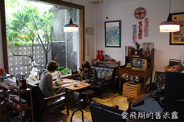 懷舊復古的肆號寓所入注文創藝術氣息，眷村風味美食、手作教學、藝術展覽和貓店長