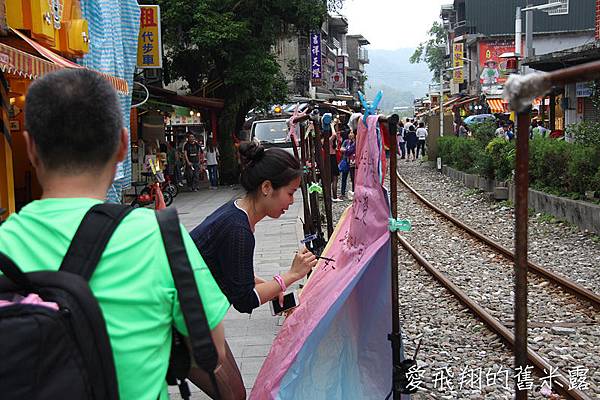 台灣好行木柵平溪線~遊玩令人心理震撼的十分瀑布，逛十分老街/平溪老街/深坑老街/菁桐老街放天燈吃美食，還到望谷車站步行看山色美景