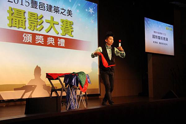 台中奇幻魔術表演~ 魔術師法拉利精采表演吸引全場觀眾注目