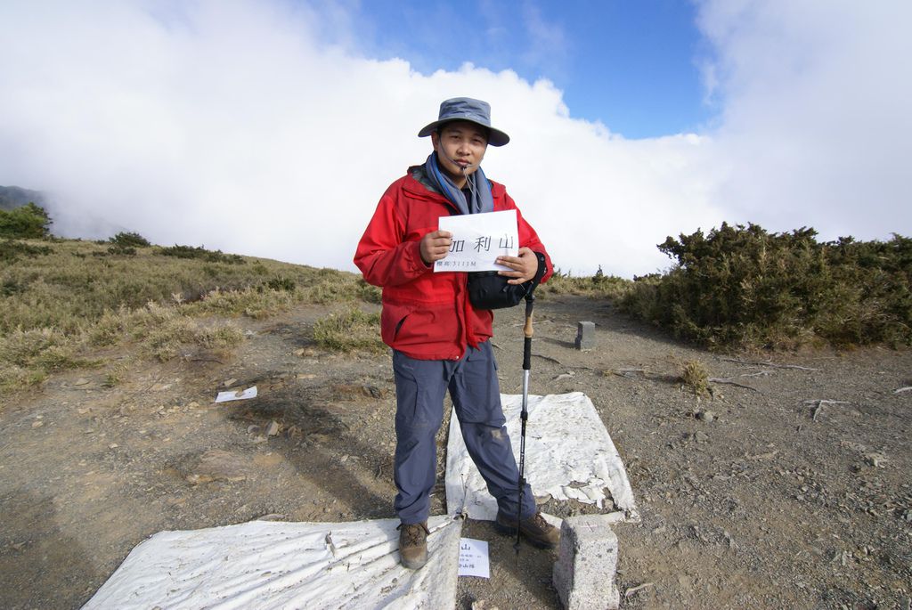 爬上加利山時已經沒啥力氣了~而且還要跟大霧賽跑