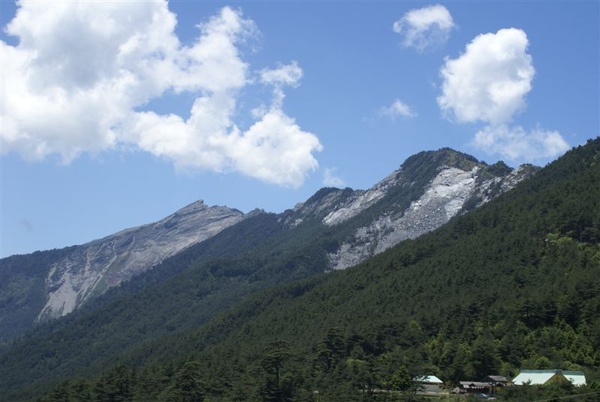 最左有個勾的是鷹仔嘴山~再來是塔關山~關山嶺山~溪頭山~魔保來山只有一半啦~右下角是埡口山莊