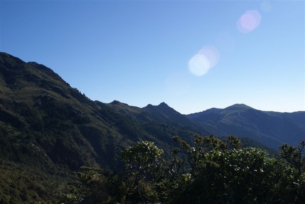 那個尖尖的是向陽山~後面圓頂的是三岔山 那個尖尖的是向陽山~後面圓頂的是三岔山