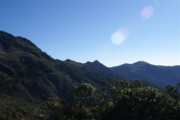 那個尖尖的是向陽山~後面圓頂的是三岔山