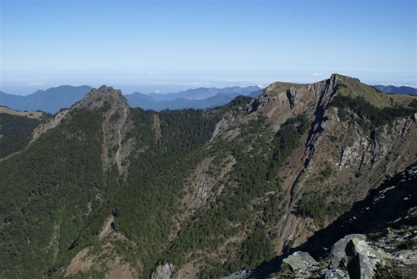 左為溪頭山~右為魔保來山 左為溪頭山~右為魔保來山