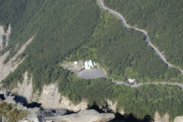 下方是埡口山莊