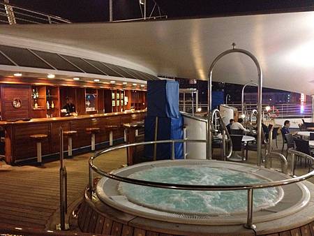 麗星郵輪的歐珊娜餐廳旁的按摩池